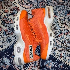 Womens size 7 airmax plus